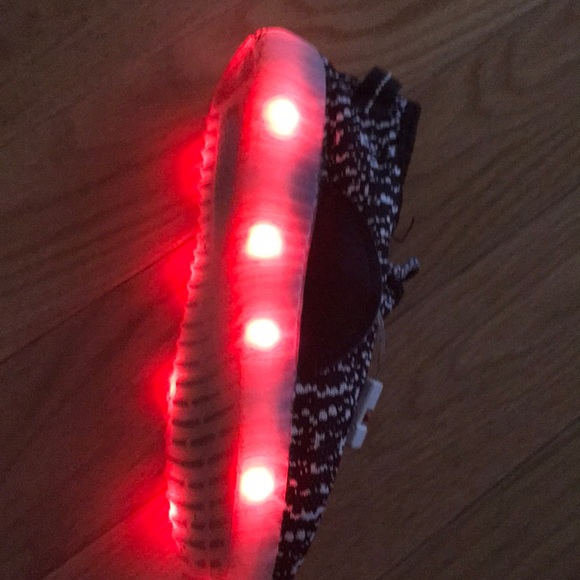 Kids light up shoes gently used. Lights up - Picture 7 of 8